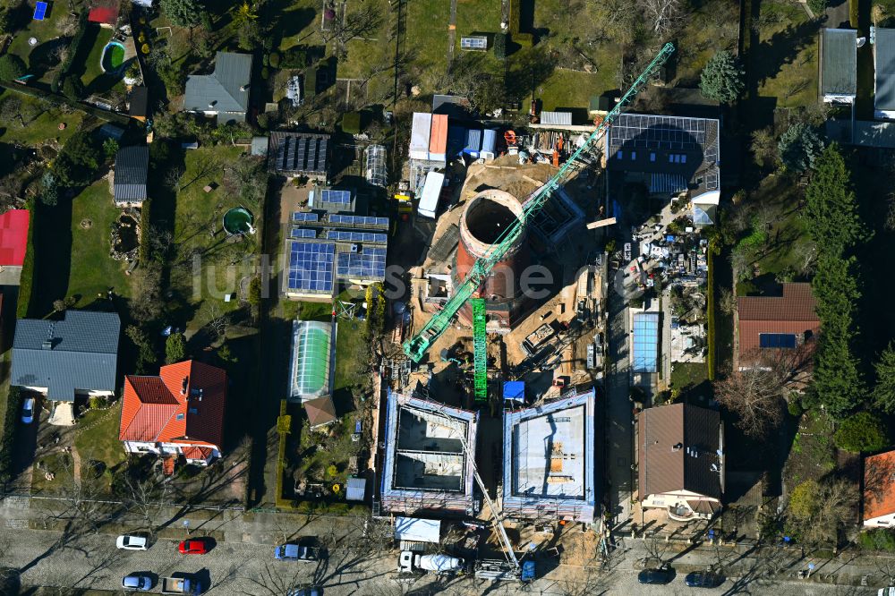 Luftbild Berlin - Baustelle zum Neubau zweier Wohnhäuser und Umbau des Wasserturmes zum Wohnhaus an der Schirnerstraße in Berlin, Deutschland