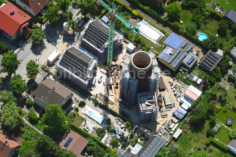 Luftbild Berlin - Baustelle zum Neubau zweier Wohnhäuser und Umbau des Wasserturmes zum Wohnhaus an der Schirnerstraße in Berlin, Deutschland