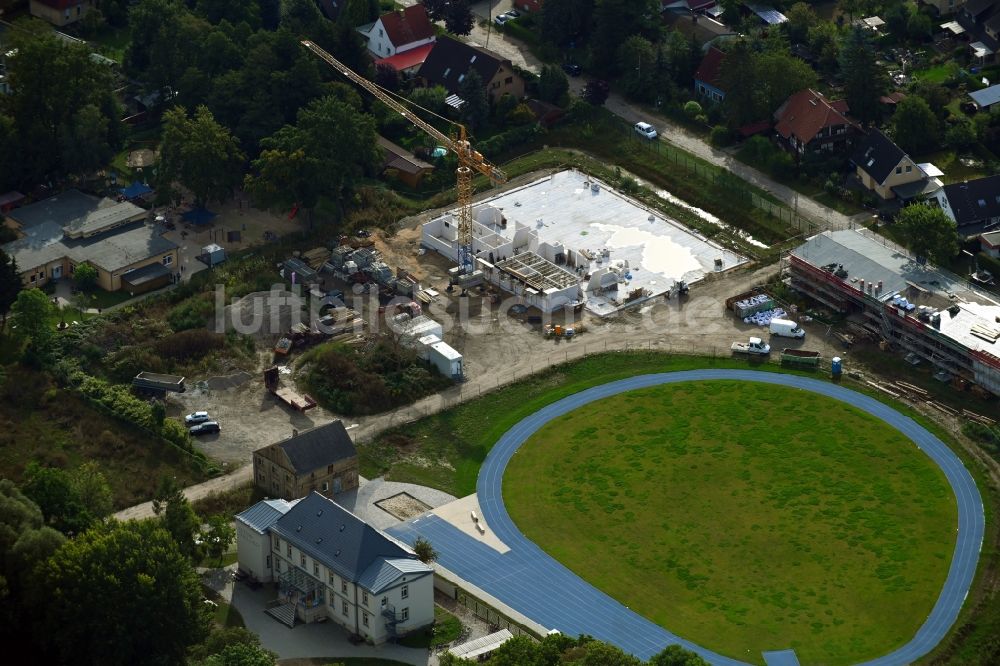 Luftaufnahme Neuenhagen - Baustelle zum Neubau einer Zweifeld - Sporthalle in Neuenhagen im Bundesland Brandenburg, Deutschland
