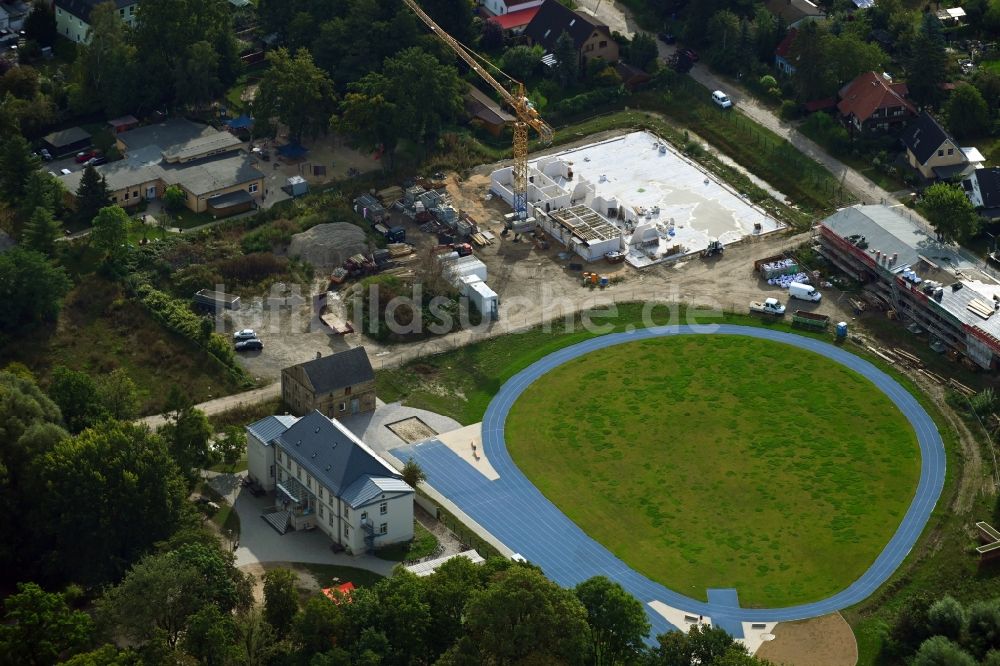 Neuenhagen von oben - Baustelle zum Neubau einer Zweifeld - Sporthalle in Neuenhagen im Bundesland Brandenburg, Deutschland