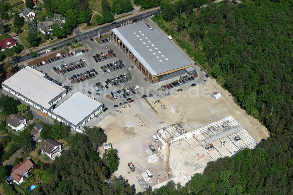 Luftbild Hohen Neuendorf - Baustelle zum Rückbau und Demontage der Hallenkonstruktion eines ehemaligen OBI- Baumarktes in Hohen Neuendorf im Bundesland Brandenburg
