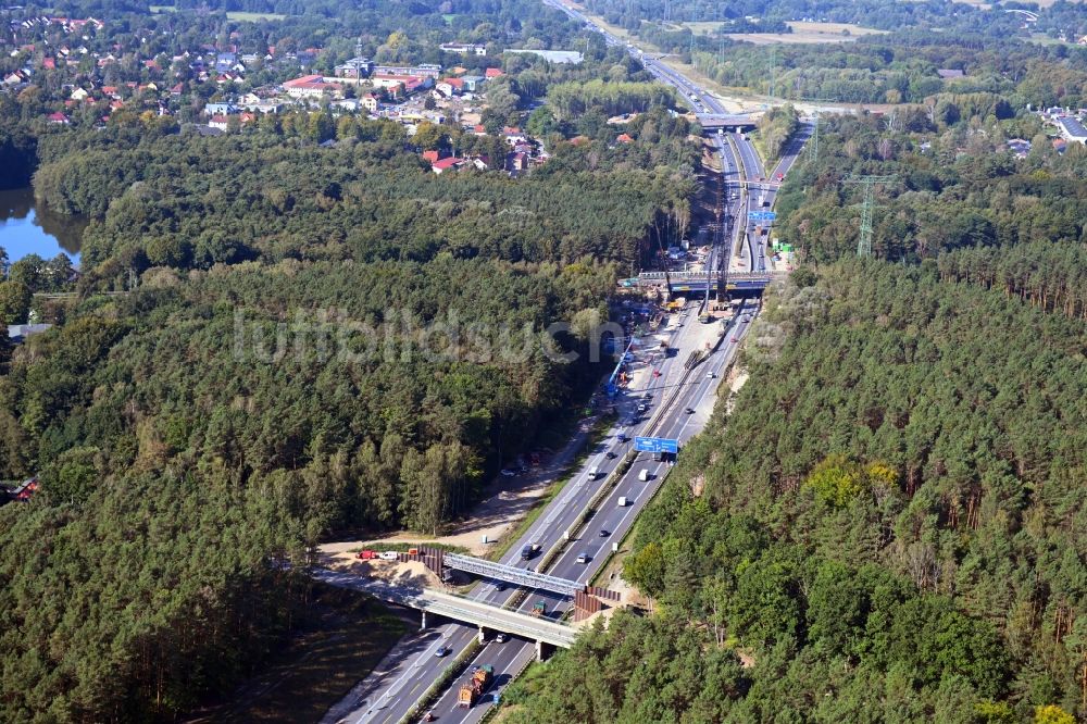 Luftaufnahme Birkenwerder - Baustelle zum Sanierung und Instandsetzung des Autobahn- Brückenbauwerk an der BAB A10 in Birkenwerder im Bundesland Brandenburg, Deutschland
