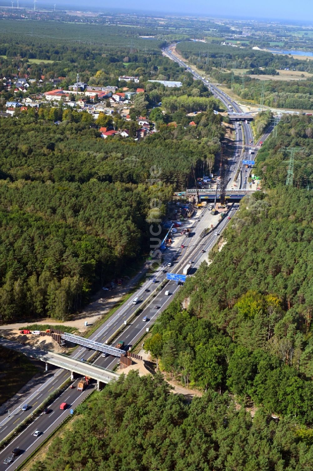 Birkenwerder von oben - Baustelle zum Sanierung und Instandsetzung des Autobahn- Brückenbauwerk an der BAB A10 in Birkenwerder im Bundesland Brandenburg, Deutschland