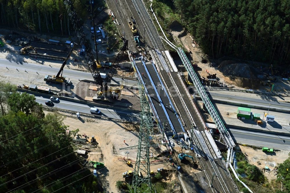 Luftaufnahme Birkenwerder - Baustelle zum Sanierung und Instandsetzung des Autobahn- Brückenbauwerk an der BAB A10 in Birkenwerder im Bundesland Brandenburg, Deutschland