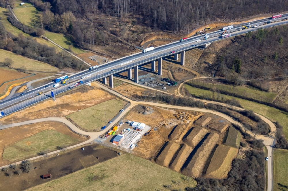 Aßlar von oben - Baustelle zum Sanierung und Instandsetzung des Autobahn- Brückenbauwerk BAB A45 Talbrücke Bornbach in Aßlar im Bundesland Hessen, Deutschland