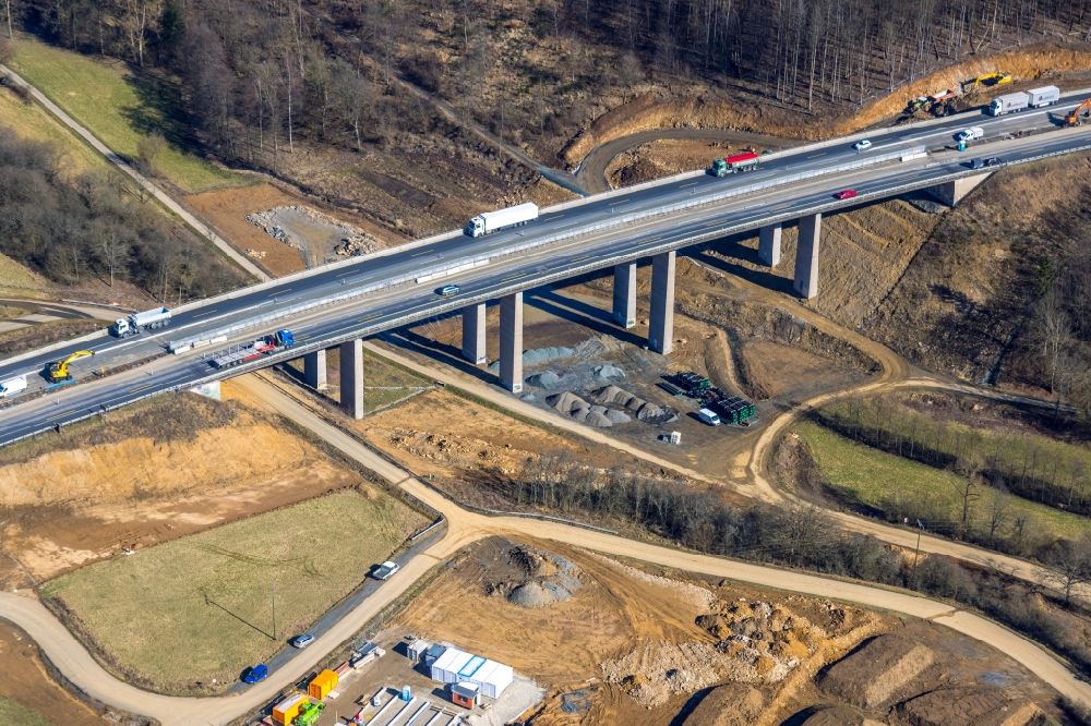 Aßlar aus der Vogelperspektive: Baustelle zum Sanierung und Instandsetzung des Autobahn- Brückenbauwerk BAB A45 Talbrücke Bornbach in Aßlar im Bundesland Hessen, Deutschland