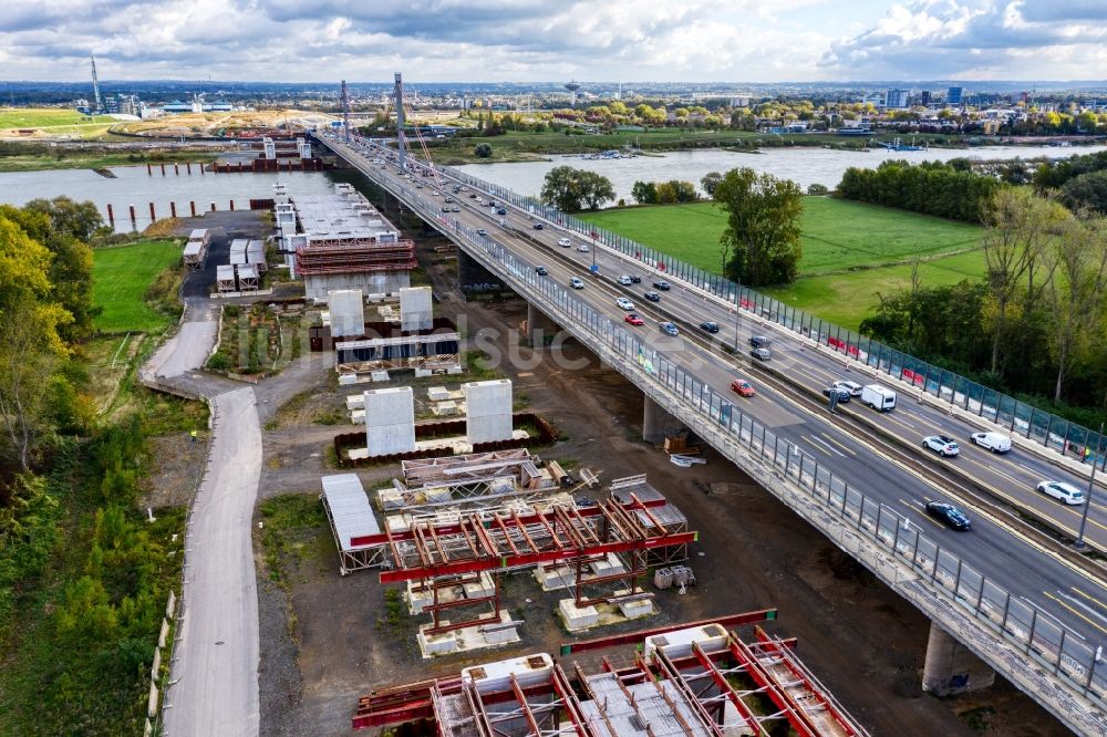 Luftbild Leverkusen - Baustelle zum Sanierung und Instandsetzung des Autobahn- Brückenbauwerk Leverkusener Rheinbrücke in Leverkusen im Bundesland Nordrhein-Westfalen, Deutschland