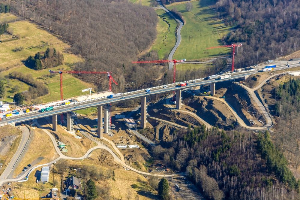 Luftaufnahme Eisern - Baustelle zum Sanierung und Instandsetzung des Autobahn- Brückenbauwerk - Talbrücke BAB A45 in Eisern im Bundesland Nordrhein-Westfalen, Deutschland
