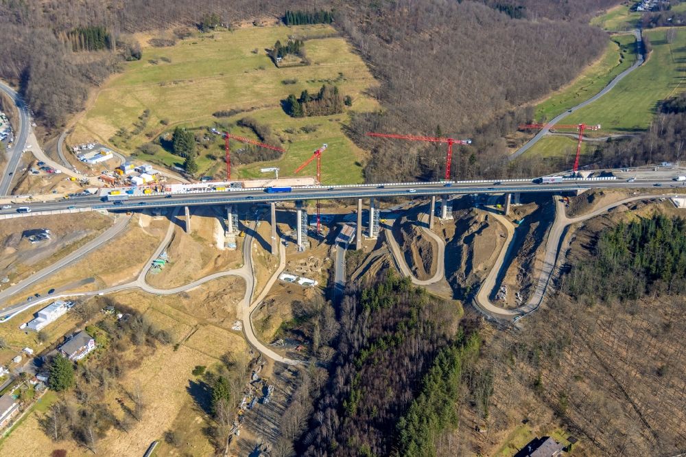 Eisern aus der Vogelperspektive: Baustelle zum Sanierung und Instandsetzung des Autobahn- Brückenbauwerk - Talbrücke BAB A45 in Eisern im Bundesland Nordrhein-Westfalen, Deutschland