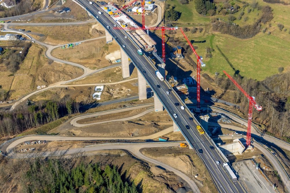 Eisern von oben - Baustelle zum Sanierung und Instandsetzung des Autobahn- Brückenbauwerk - Talbrücke BAB A45 in Eisern im Bundesland Nordrhein-Westfalen, Deutschland