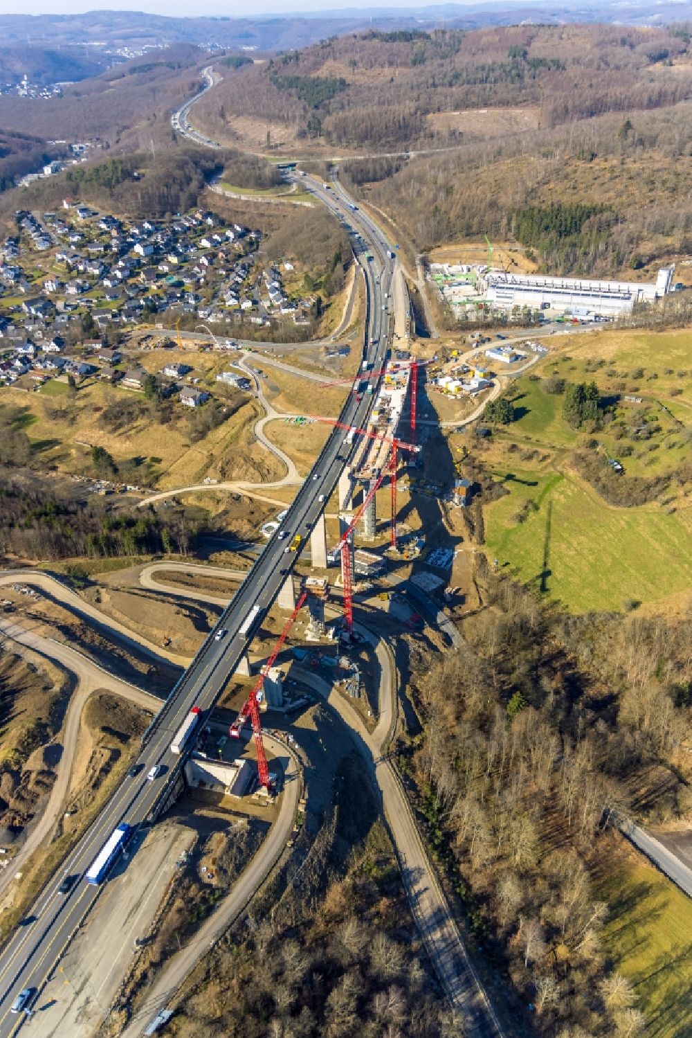 Eisern aus der Vogelperspektive: Baustelle zum Sanierung und Instandsetzung des Autobahn- Brückenbauwerk - Talbrücke BAB A45 in Eisern im Bundesland Nordrhein-Westfalen, Deutschland
