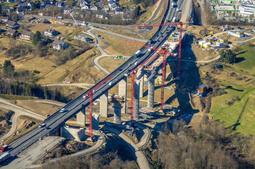 Luftaufnahme Eisern - Baustelle zum Sanierung und Instandsetzung des Autobahn- Brückenbauwerk - Talbrücke BAB A45 in Eisern im Bundesland Nordrhein-Westfalen, Deutschland