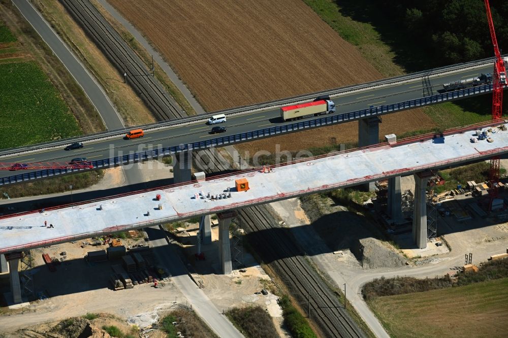 Luftaufnahme Rottendorf - Baustelle zum Sanierung und Instandsetzung des Autobahn- Brückenbauwerk der Talbrücke Rothof entlang der BAB A7 in Rottendorf im Bundesland Bayern, Deutschland