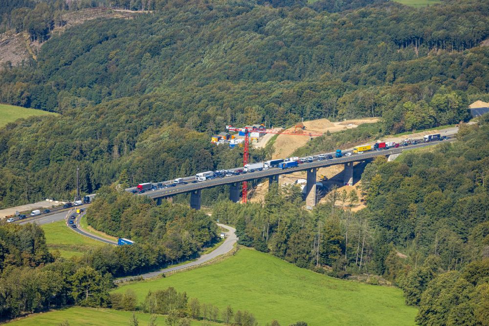 Luftbild Sterbecke - Baustelle zum Sanierung und Instandsetzung des Autobahn- Brückenbauwerk Talbrücke Sterbecke in Sterbecke im Bundesland Nordrhein-Westfalen, Deutschland