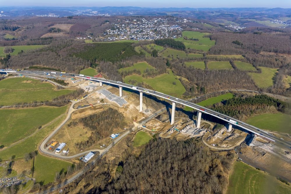 Rinsdorf aus der Vogelperspektive: Baustelle zum Sanierung und Instandsetzung des Autobahn- Brückenbauwerk BAB A45 Talbrücke Rinsdorf in Rinsdorf im Bundesland Nordrhein-Westfalen, Deutschland
