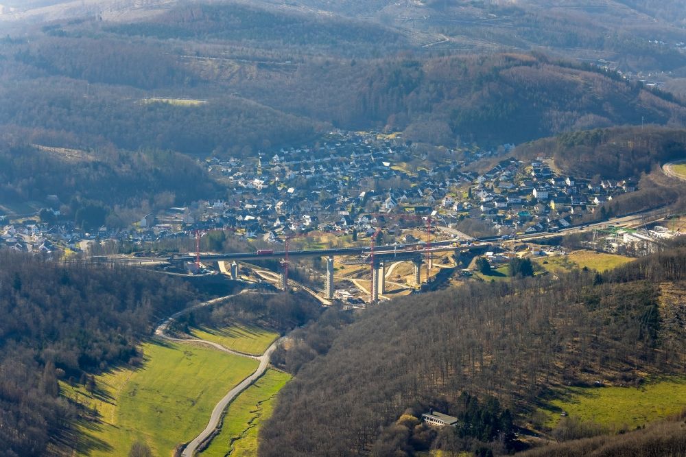 Luftbild Eisern - Baustelle zum Sanierung und Instandsetzung des Autobahn- Brückenbauwerk - Talbrücke BAB A45 in Eisern im Bundesland Nordrhein-Westfalen, Deutschland