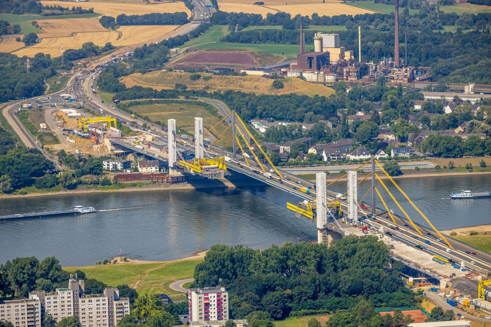 Luftbild Duisburg - Baustelle zum Sanierung und Instandsetzung des Autobahnbrücken BAB A40 Rheinbrücke Duisburg-Neuenkamp im Ortsteil Kasslerfeld in Duisburg im Bundesland Nordrhein-Westfalen, Deutschland
