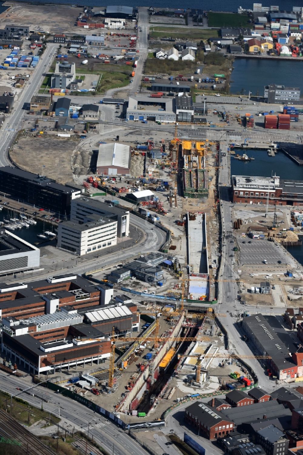 Kopenhagen aus der Vogelperspektive: Baustelle zum Schienen- Tunnel- Neubau der ARGE MetNord JV in Kopenhagen in Dänemark