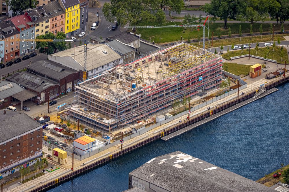 Dortmund von oben - Baustelle zum Umbau eines alten Speichergebäudes im Hafen in Dortmund im Bundesland Nordrhein-Westfalen, Deutschland