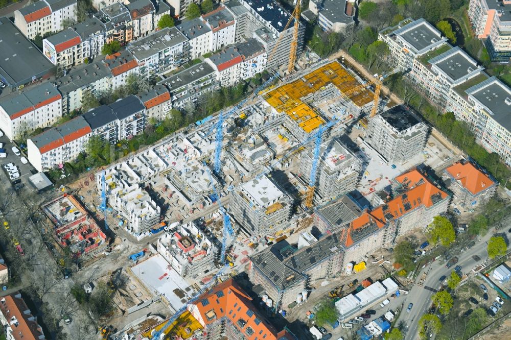 Berlin von oben - Baustelle zum Umbau und Ausbau des denkmalgeschützten Altbau- Gebäudes am Mariendorfer Weg im Ortsteil Neukölln in Berlin