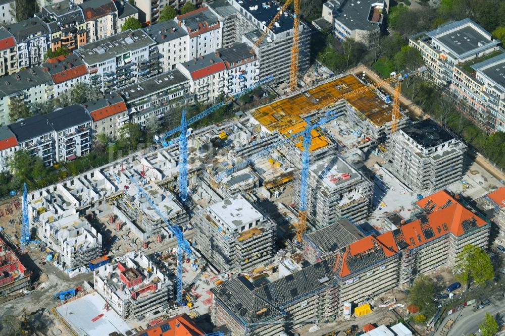 Luftbild Berlin - Baustelle zum Umbau und Ausbau des denkmalgeschützten Altbau- Gebäudes am Mariendorfer Weg im Ortsteil Neukölln in Berlin