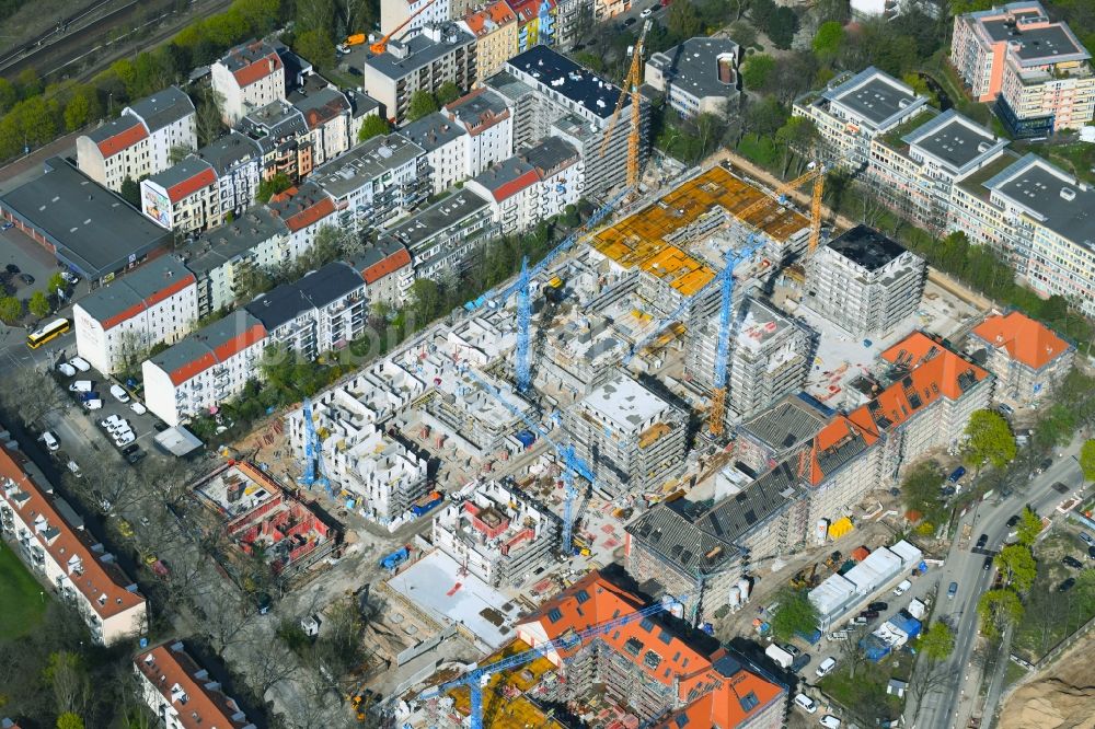 Luftaufnahme Berlin - Baustelle zum Umbau und Ausbau des denkmalgeschützten Altbau- Gebäudes am Mariendorfer Weg im Ortsteil Neukölln in Berlin