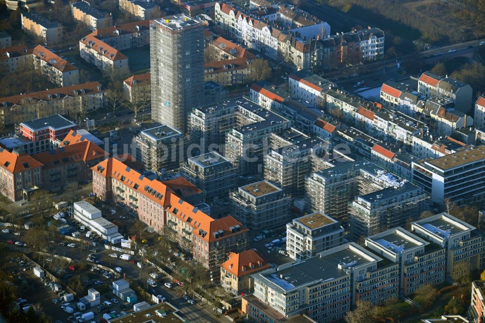 Luftbild Berlin - Baustelle zum Umbau und Ausbau des denkmalgeschützten Altbau- Gebäudes am Mariendorfer Weg im Ortsteil Neukölln in Berlin