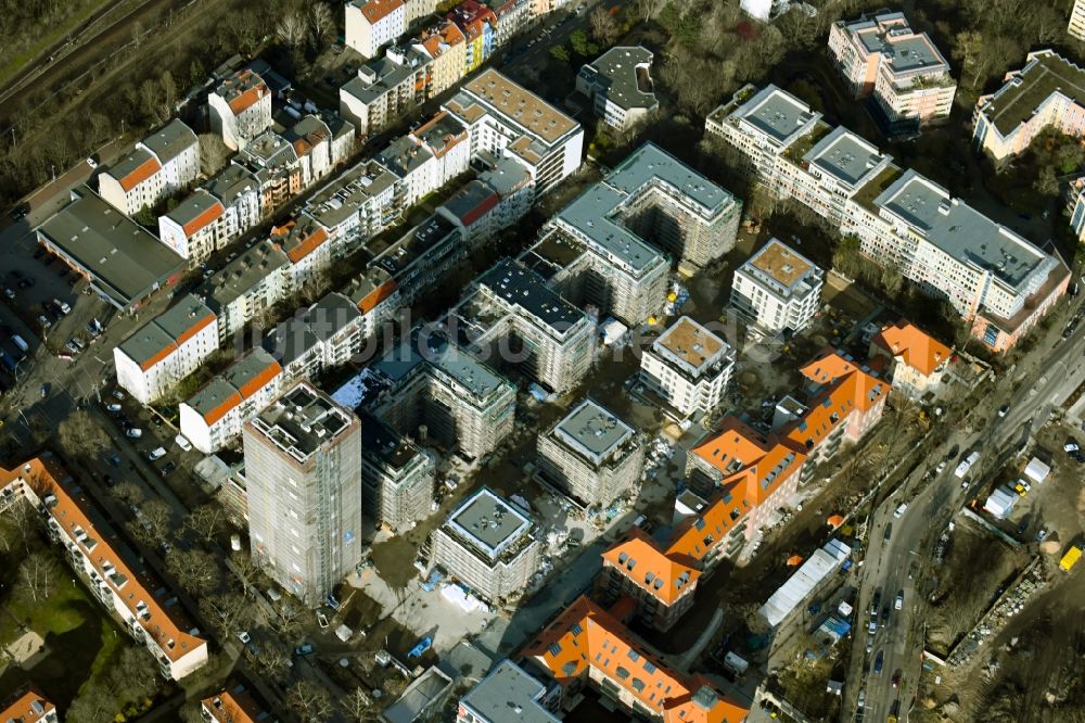 Luftaufnahme Berlin - Baustelle zum Umbau und Ausbau des denkmalgeschützten Altbau- Gebäudes am Mariendorfer Weg im Ortsteil Neukölln in Berlin