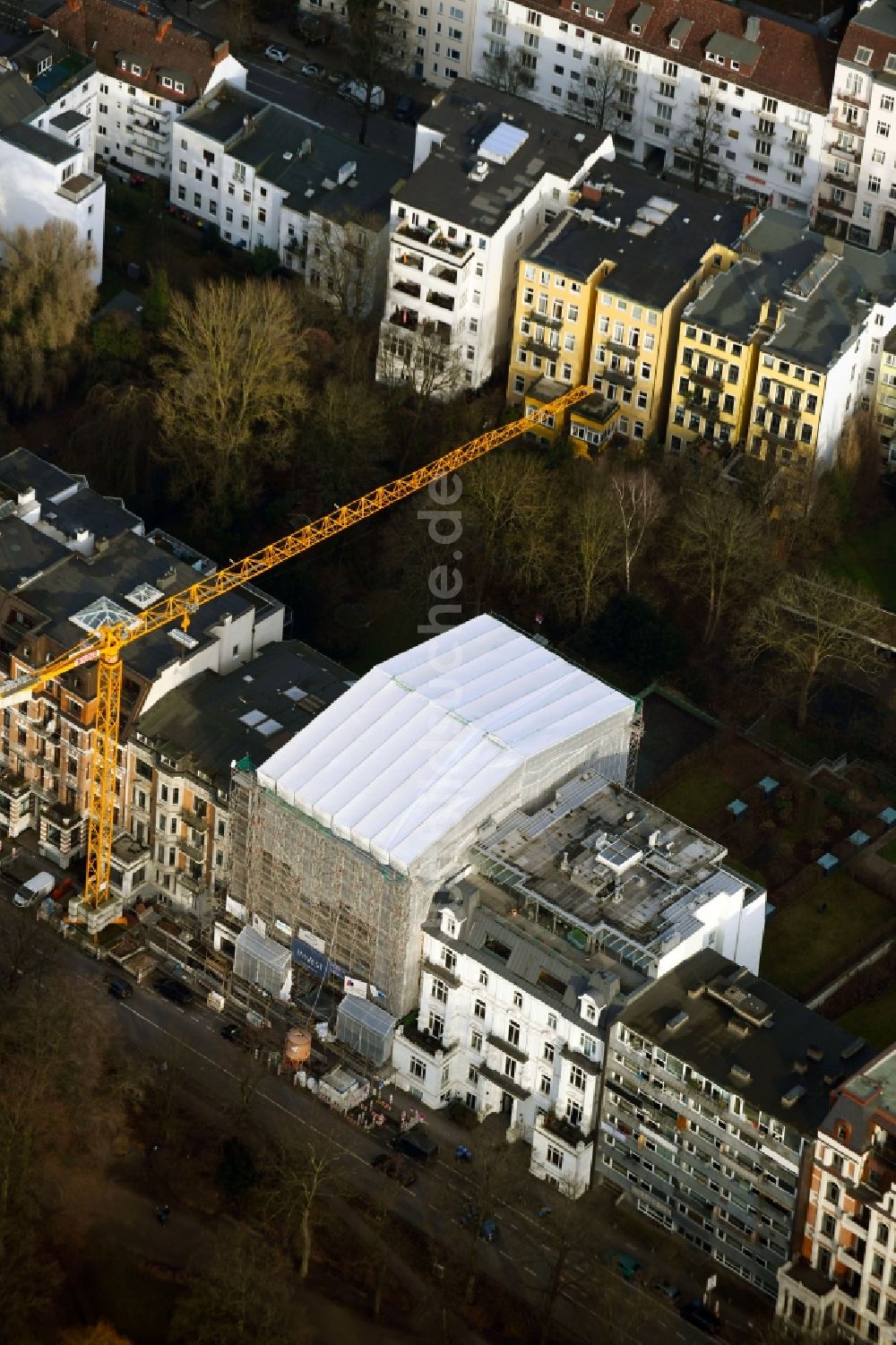 Luftaufnahme Hamburg - Baustelle zum Umbau und Ausbau des denkmalgeschützten Altbau- Gebäudes am Schwanenwik im Ortsteil Uhlenhorst in Hamburg, Deutschland