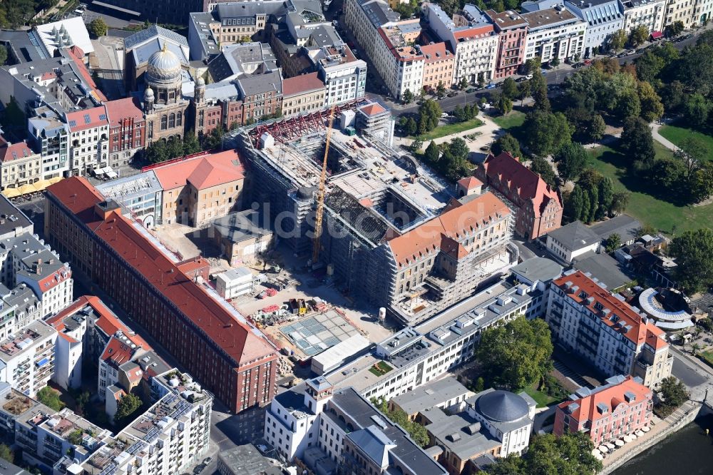 Luftaufnahme Berlin - Baustelle zum Umbau des ehemaligen Haupttelegrafenamt zum neuen Büro- und Geschäftsgebäude FORUM an der MUSEUMSINSEL in Berlin, Deutschland