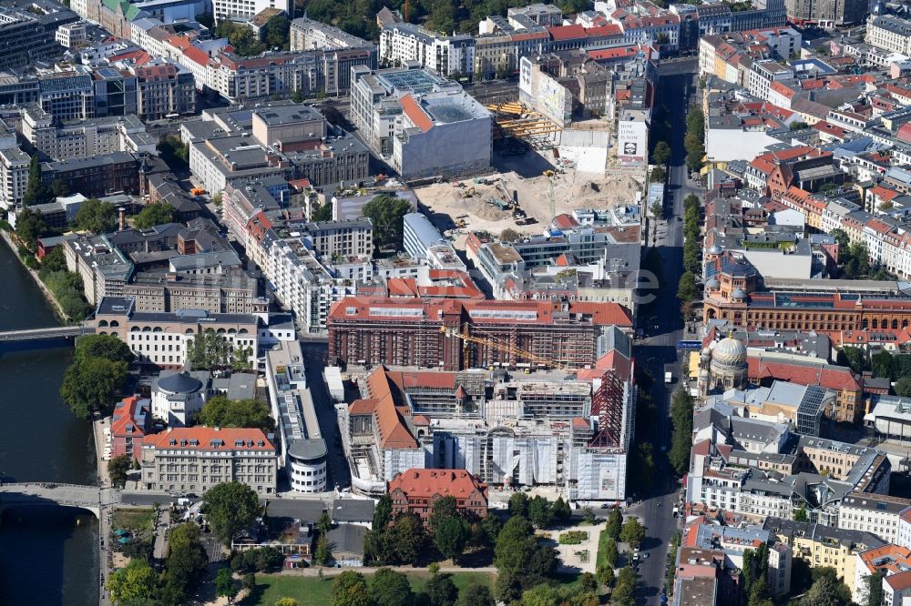 Luftbild Berlin - Baustelle zum Umbau des ehemaligen Haupttelegrafenamt zum neuen Büro- und Geschäftsgebäude FORUM an der MUSEUMSINSEL in Berlin, Deutschland