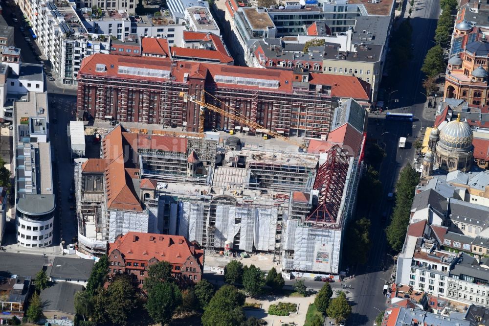 Berlin von oben - Baustelle zum Umbau des ehemaligen Haupttelegrafenamt zum neuen Büro- und Geschäftsgebäude FORUM an der MUSEUMSINSEL in Berlin, Deutschland