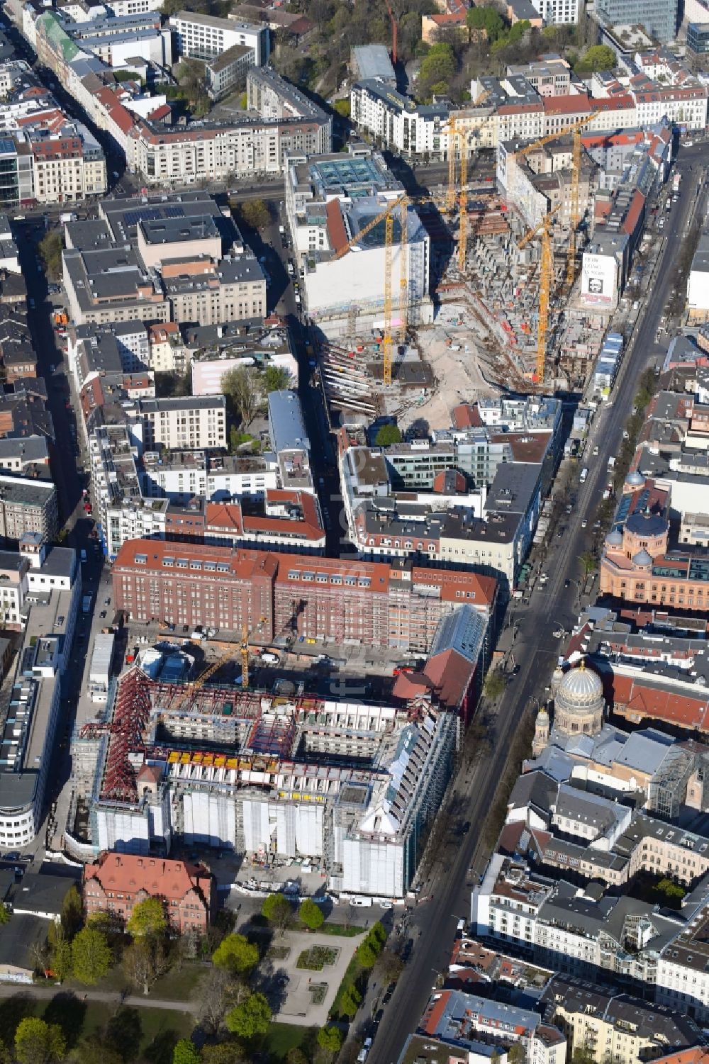 Berlin von oben - Baustelle zum Umbau des ehemaligen Haupttelegrafenamt zum neuen Büro- und Geschäftsgebäude FORUM an der MUSEUMSINSEL in Berlin, Deutschland