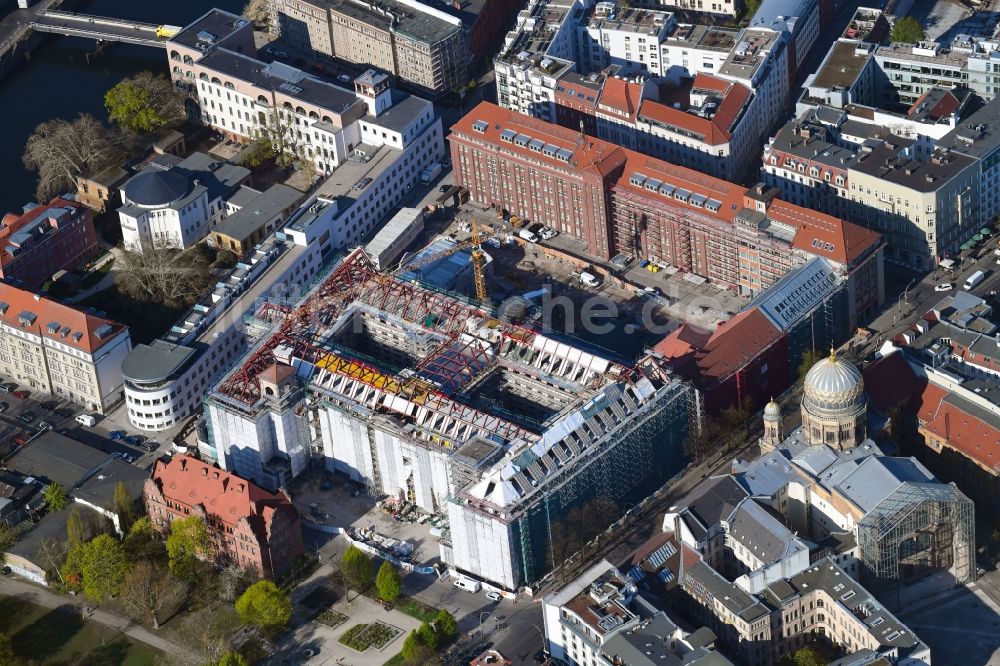 Luftbild Berlin - Baustelle zum Umbau des ehemaligen Haupttelegrafenamt zum neuen Büro- und Geschäftsgebäude FORUM an der MUSEUMSINSEL in Berlin, Deutschland