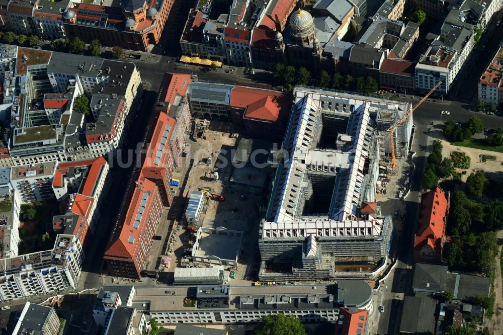Luftaufnahme Berlin - Baustelle zum Umbau des ehemaligen Haupttelegrafenamt zum neuen Büro- und Geschäftsgebäude FORUM an der MUSEUMSINSEL in Berlin, Deutschland