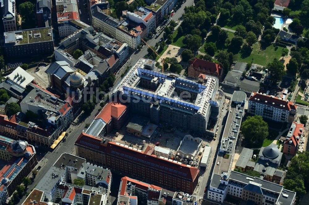 Berlin von oben - Baustelle zum Umbau des ehemaligen Haupttelegrafenamt zum neuen Büro- und Geschäftsgebäude FORUM an der MUSEUMSINSEL in Berlin, Deutschland