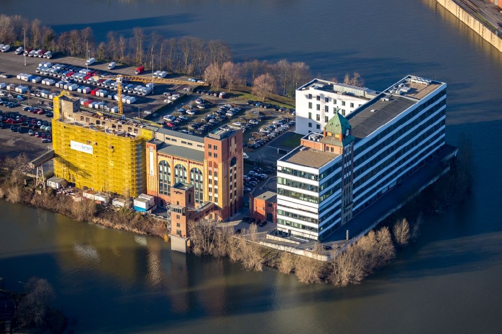 Düsseldorf aus der Vogelperspektive: Baustelle zum Umbau der ehemaligen Plange Mühle zu einem Büro- und Geschäftshaus in Düsseldorf im Bundesland Nordrhein-Westfalen, Deutschland