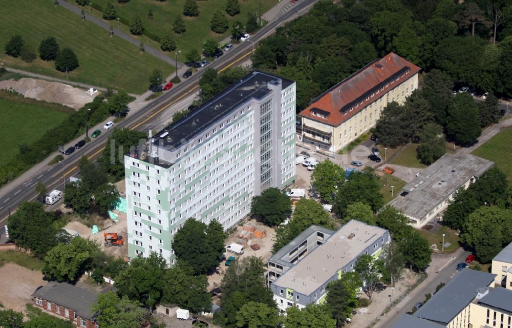 Erfurt von oben - Baustelle zum Umbau der ehemaligen Zahnklinik zu einem Studentenwohnheim im Ortsteil Andreasvorstadt in Erfurt im Bundesland Thüringen, Deutschland