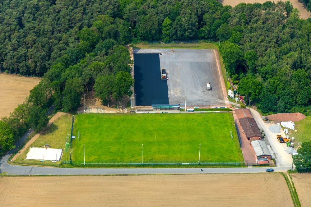 Haltern am See von oben - Baustelle zum Umbau des Fußballplatz SV Lippramsdorf 1958 e.V. in Haltern am See im Bundesland Nordrhein-Westfalen, Deutschland