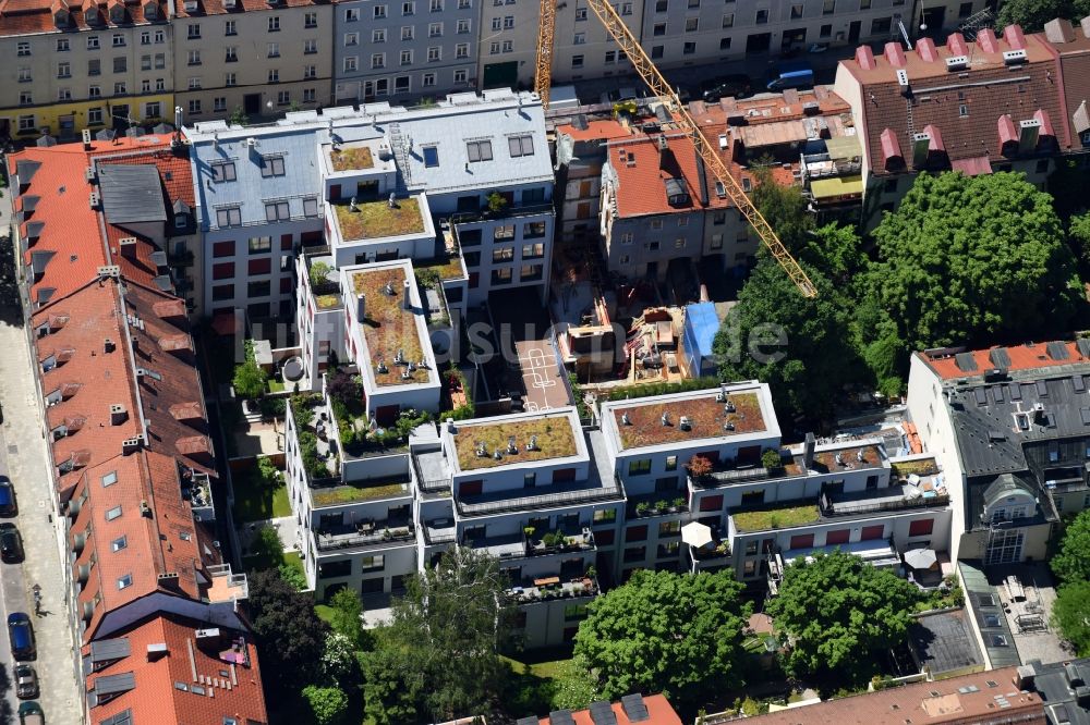 München von oben - Baustelle zum Umbau des Mehrfamilienhauses am Bereiteranger in München im Bundesland Bayern, Deutschland