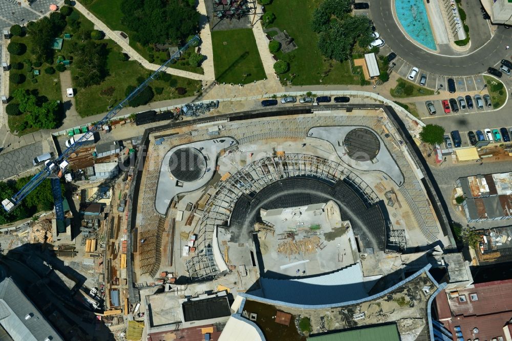 Luftaufnahme Bukarest - Baustelle zum Umbau und Neubau der Oper- Nationaltheater am Bulevardul Nicolae Balcescu im Stadtzentrum der Hauptstadt Bukarest in Rumänien