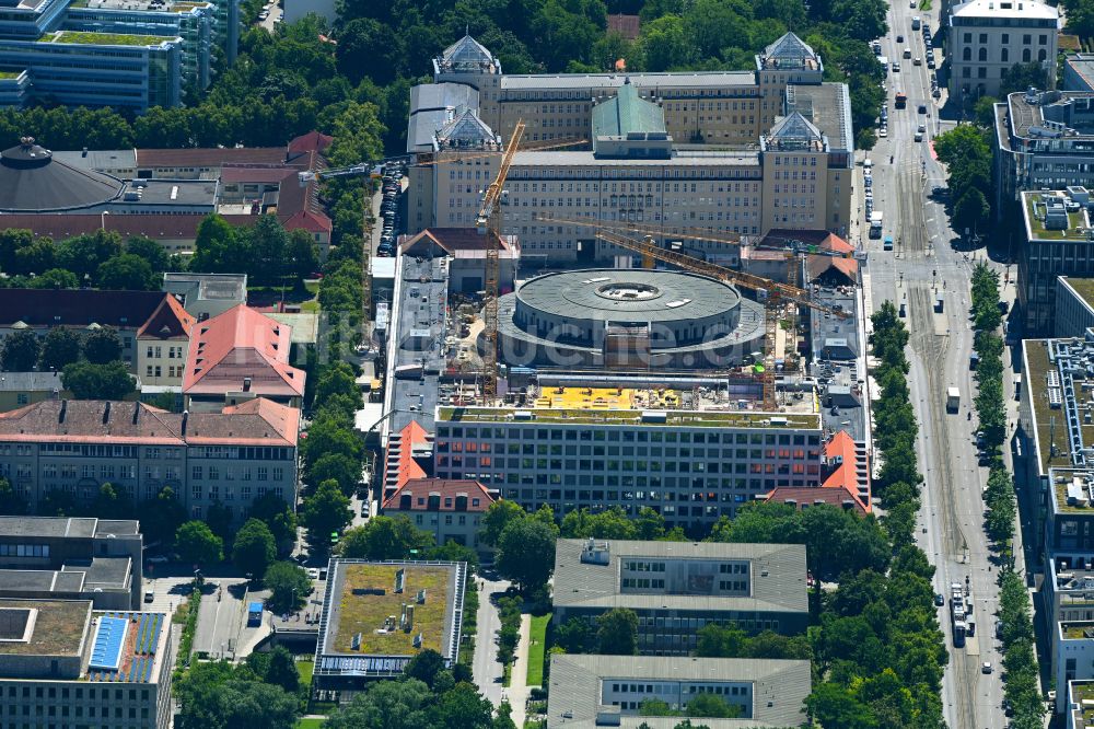 München aus der Vogelperspektive: Baustelle zum Umbau des Postpalast zu einem Hotel im Ortsteil Maxvorstadt in München im Bundesland Bayern, Deutschland