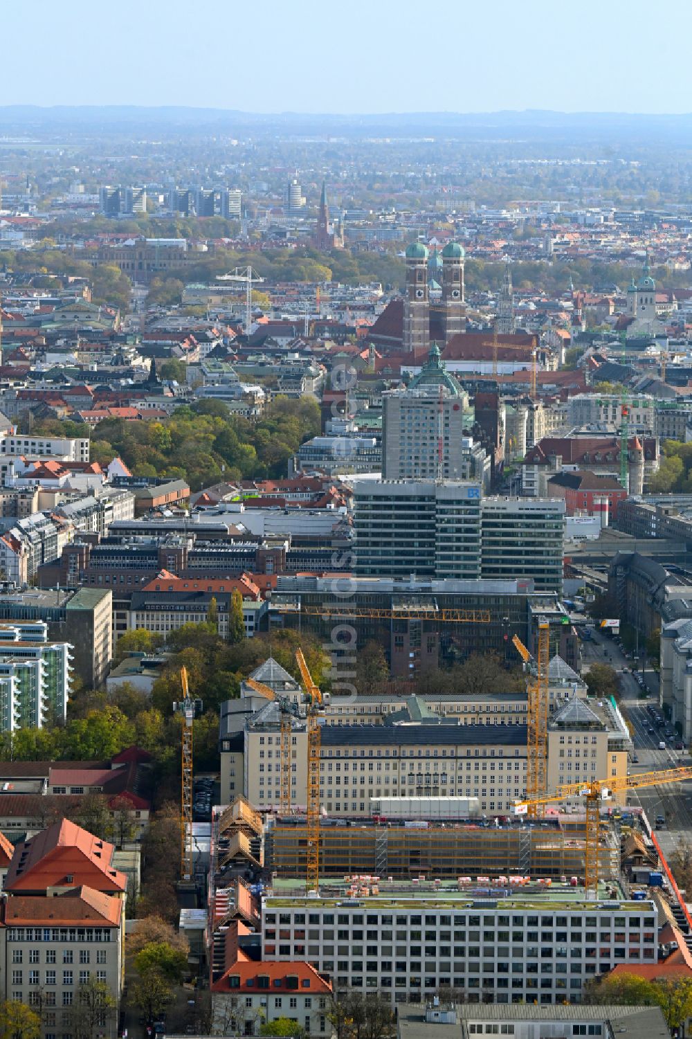 München von oben - Baustelle zum Umbau des Postpalast zu einem Hotel im Ortsteil Maxvorstadt in München im Bundesland Bayern, Deutschland