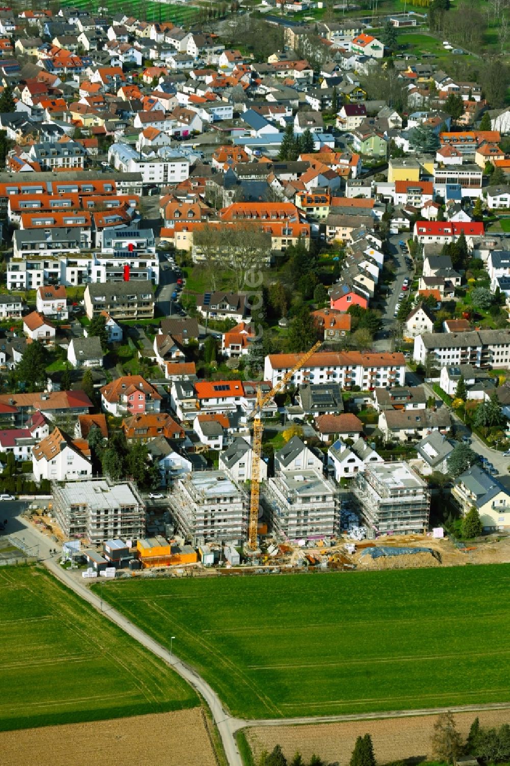 Luftaufnahme Nieder-Eschbach - Baustelle zum Wohngebiet einer Mehrfamilienhaussiedlung am südlichen Ortsrand in Nieder-Eschbach im Bundesland Hessen, Deutschland
