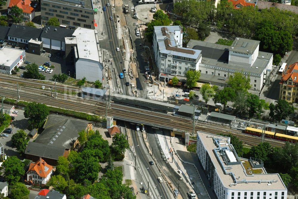 Luftaufnahme Berlin - Baustelle zur Erneuerung und Sanierung des Straßenverlaufes der Treskowallee im Ortsteil Karlshorst in Berlin, Deutschland