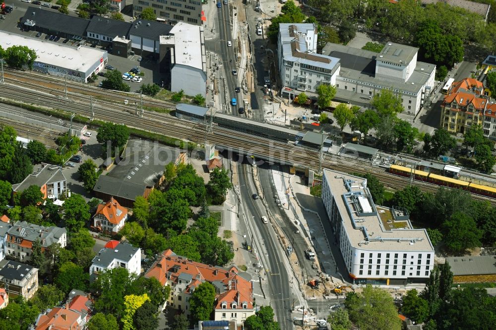 Berlin von oben - Baustelle zur Erneuerung und Sanierung des Straßenverlaufes der Treskowallee im Ortsteil Karlshorst in Berlin, Deutschland