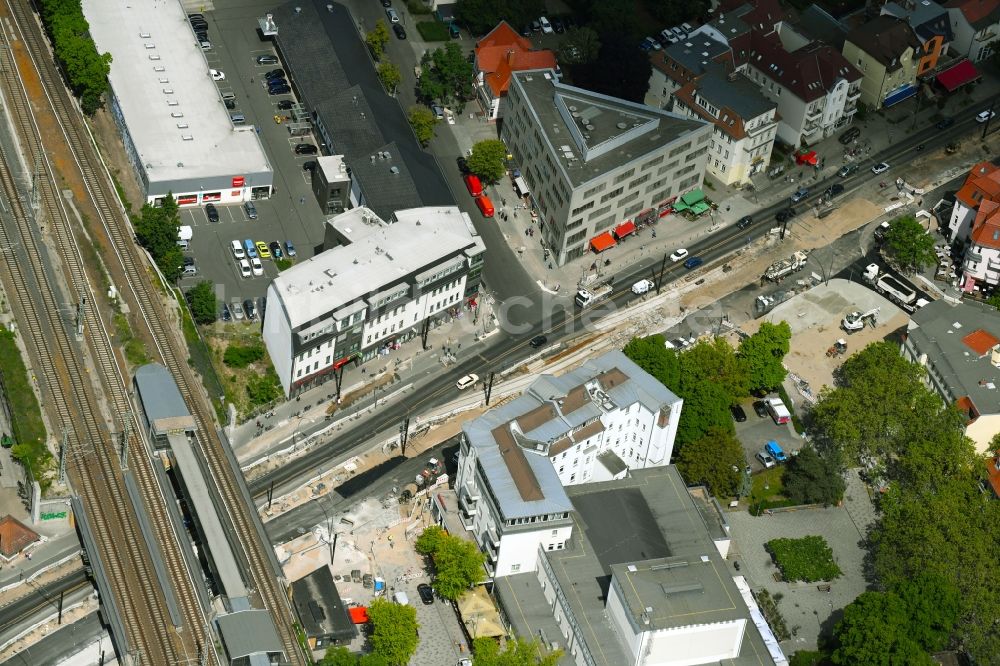 Luftbild Berlin - Baustelle zur Erneuerung und Sanierung des Straßenverlaufes der Treskowallee im Ortsteil Karlshorst in Berlin, Deutschland