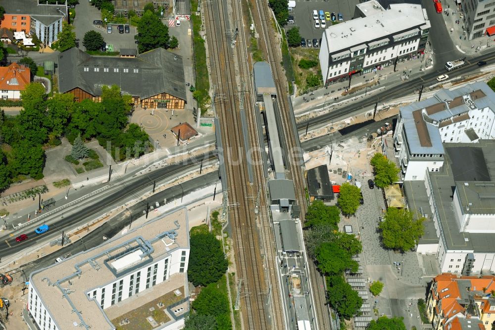 Luftaufnahme Berlin - Baustelle zur Erneuerung und Sanierung des Straßenverlaufes der Treskowallee im Ortsteil Karlshorst in Berlin, Deutschland