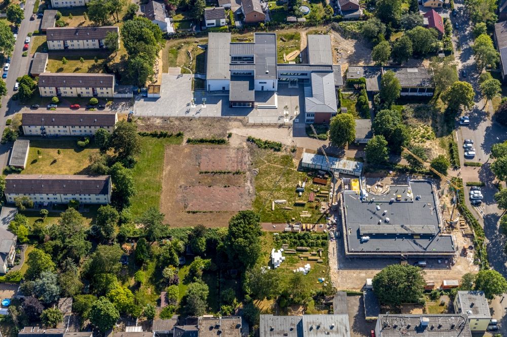 Luftaufnahme Dinslaken - Baustelle zur Errichtung eines KITA- Kindergarten in Dinslaken im Bundesland Nordrhein-Westfalen, Deutschland