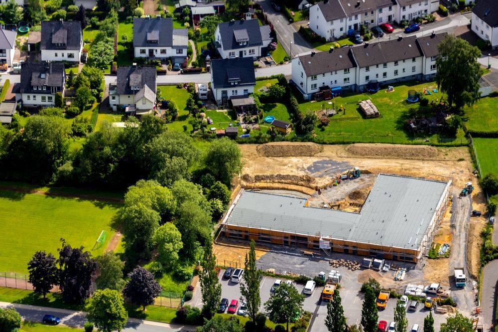 Luftaufnahme Olsberg - Baustelle zur Errichtung eines KITA- Kindergarten in Olsberg im Bundesland Nordrhein-Westfalen, Deutschland